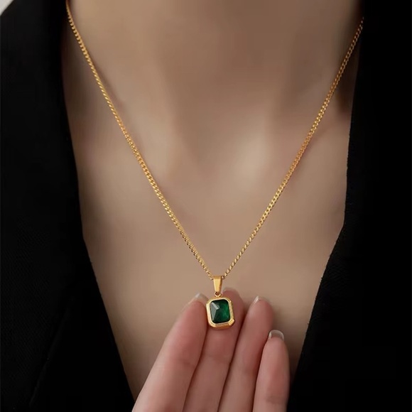 18K Gold Plated Emerald Green Pendant Necklace - Picture 3 of 6